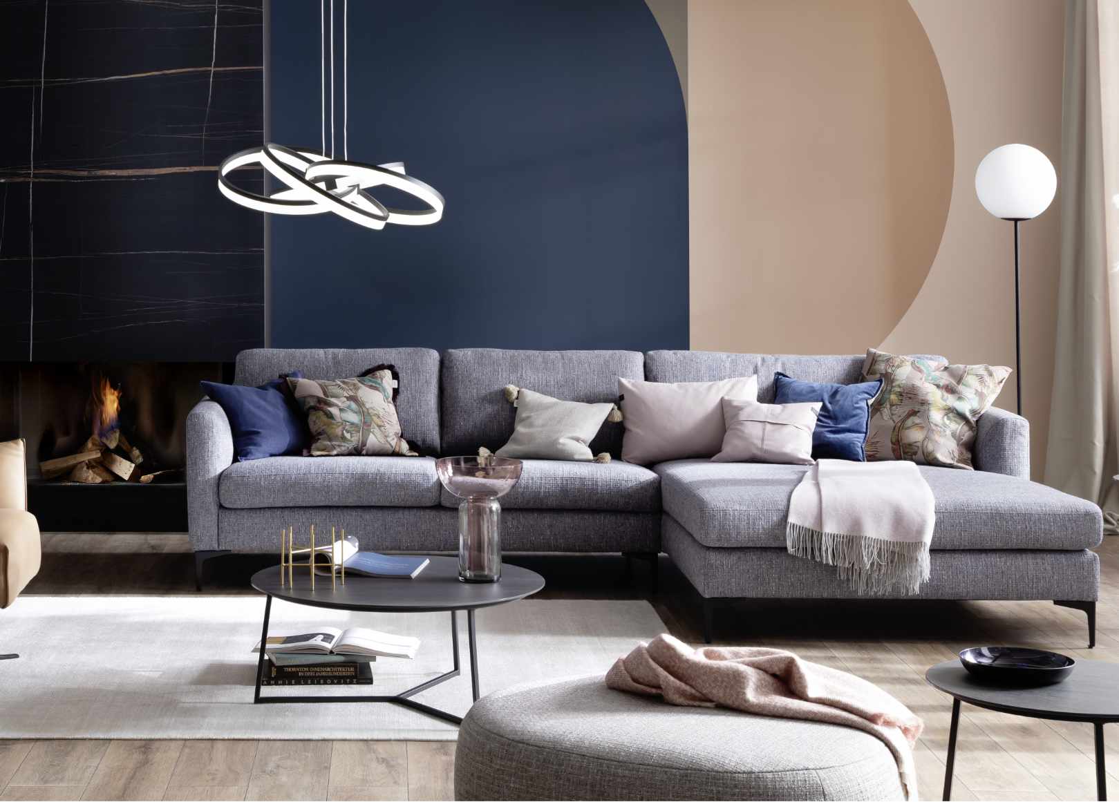 Graues Sofa TIMELESS in Kombination mit Hocker SPOT SCHÖNER WOHNEN-Sofas