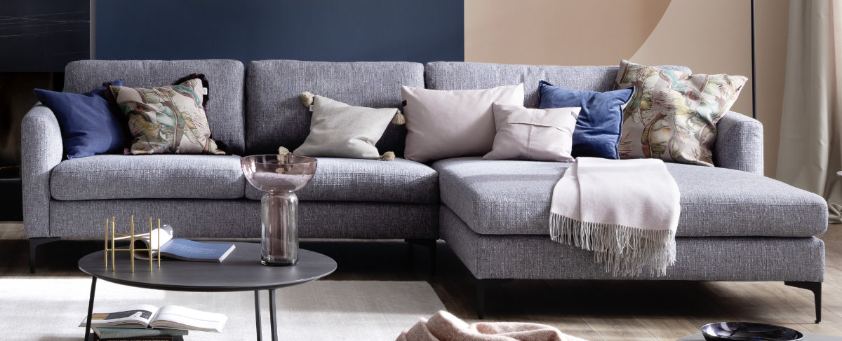 Kissen auf grauem Sofa SCHOENER-WOHNEN-Textilien