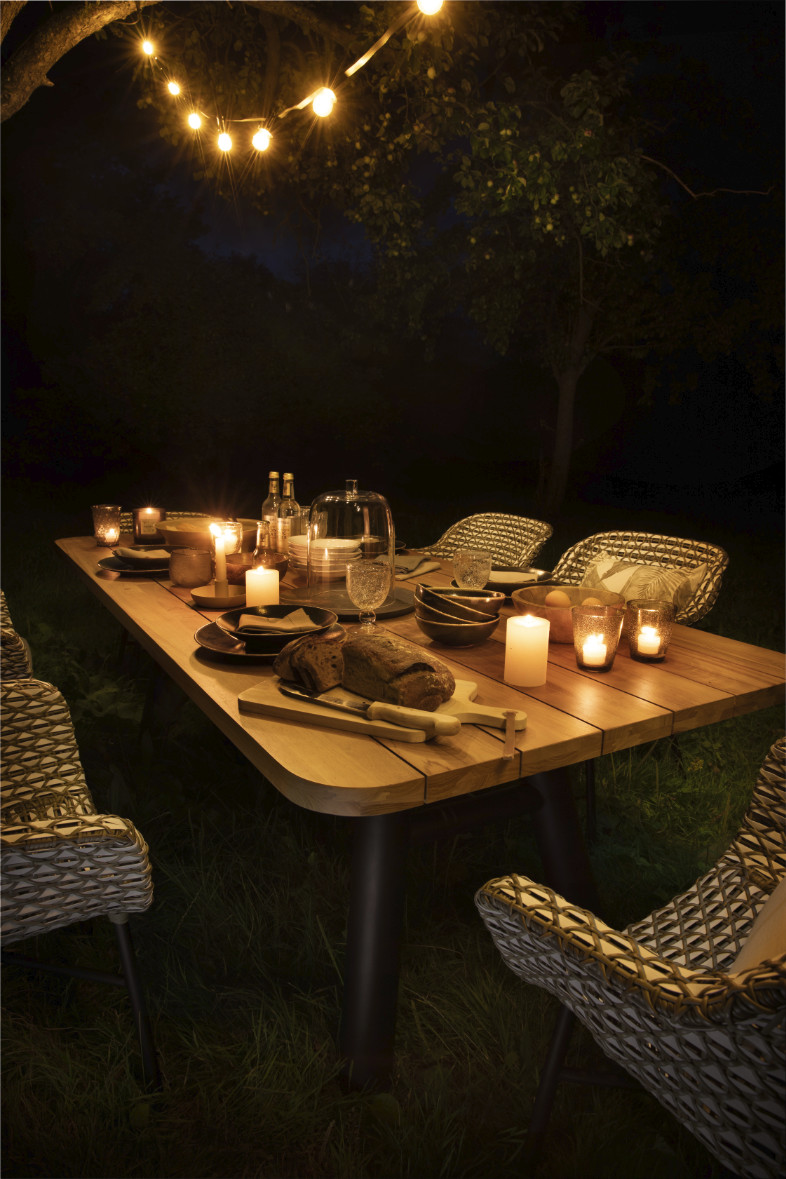 Outdoor Esstisch am Abend SCHÖNER WOHNEN-Outdoor