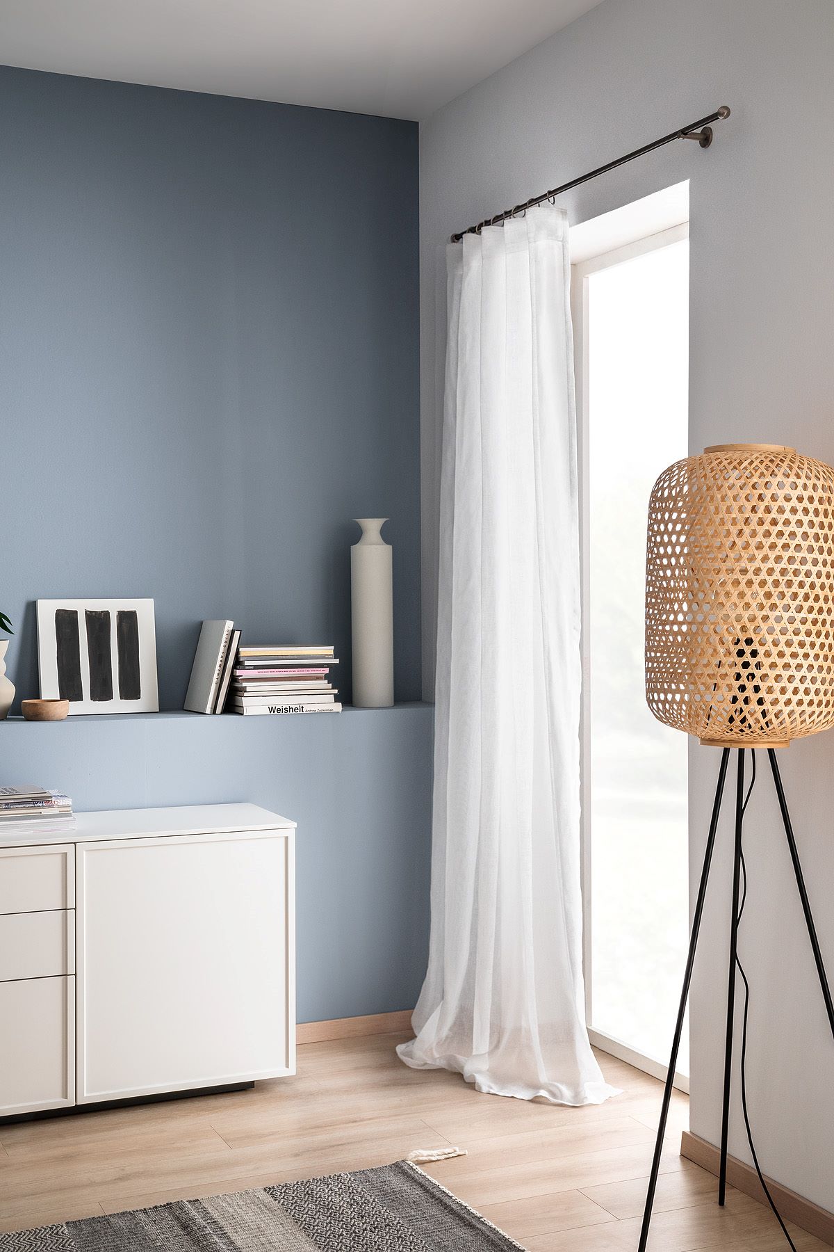 Blaugraues Wohnzimmer mit weißer Gardine SCHÖNER WOHNEN-Vorhänge