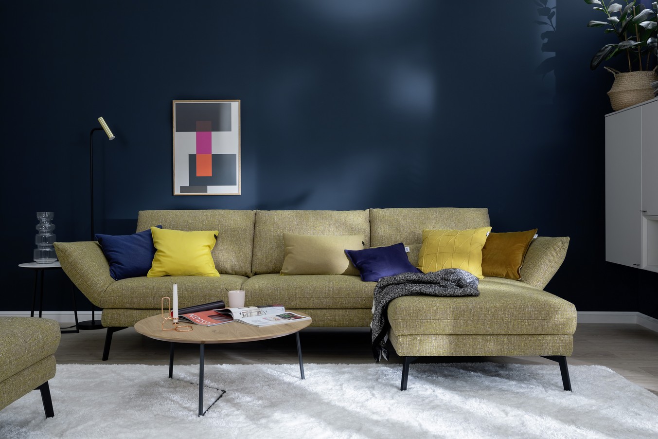 Wohnzimmer mit blauen Wänden SCHÖNER WOHNEN-Farbe
