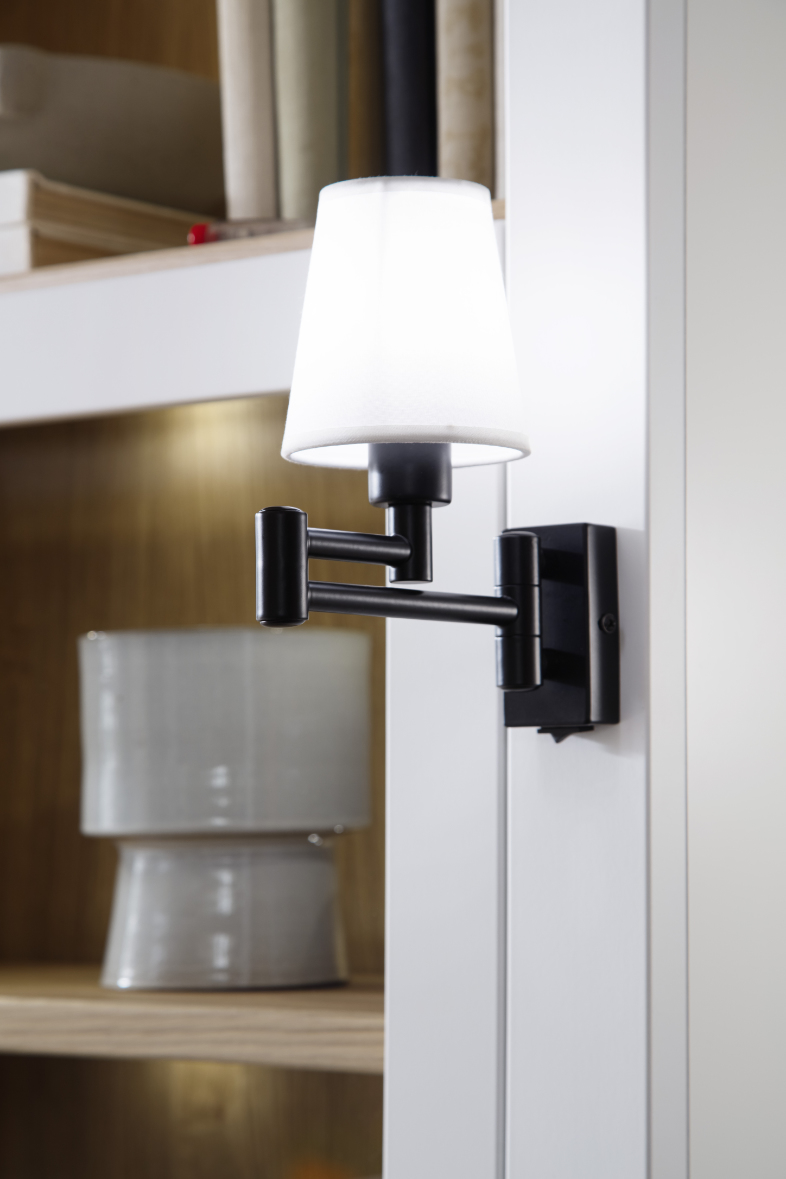 Lampe leuchtet SCHÖNER-WOHNEN-Landhausstil