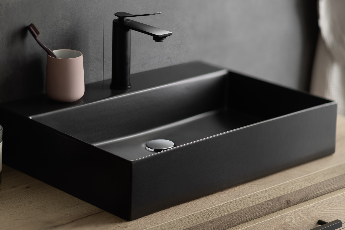 schwarzes Aufsatzwaschbecken auf Holzwaschtisch SCHÖNER WOHNEN Kollektion Keramik
