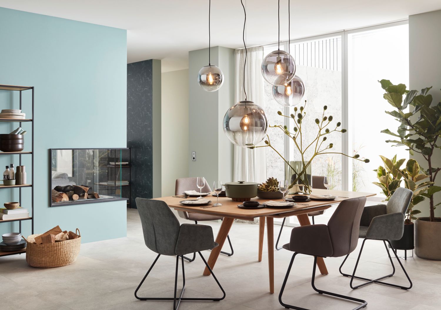 Türkisblaues Esszimmer mit Esstisch, Stühlen und Pendelleuchten SCHÖNER WOHNEN-Esszimmer
