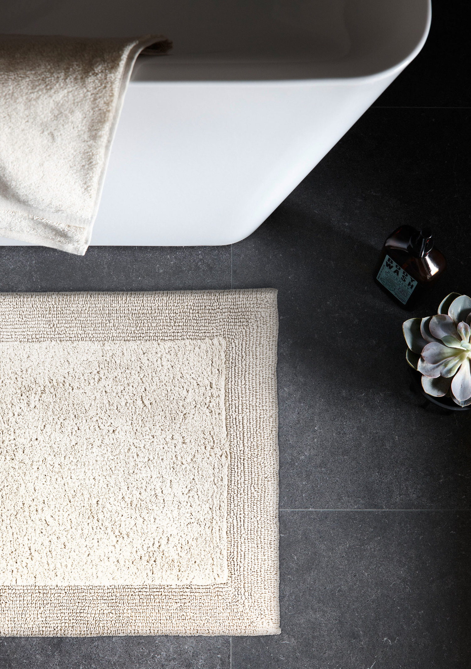 Graues Badezimmer mit hellem Badteppich SCHÖNER WOHNEN-Teppiche