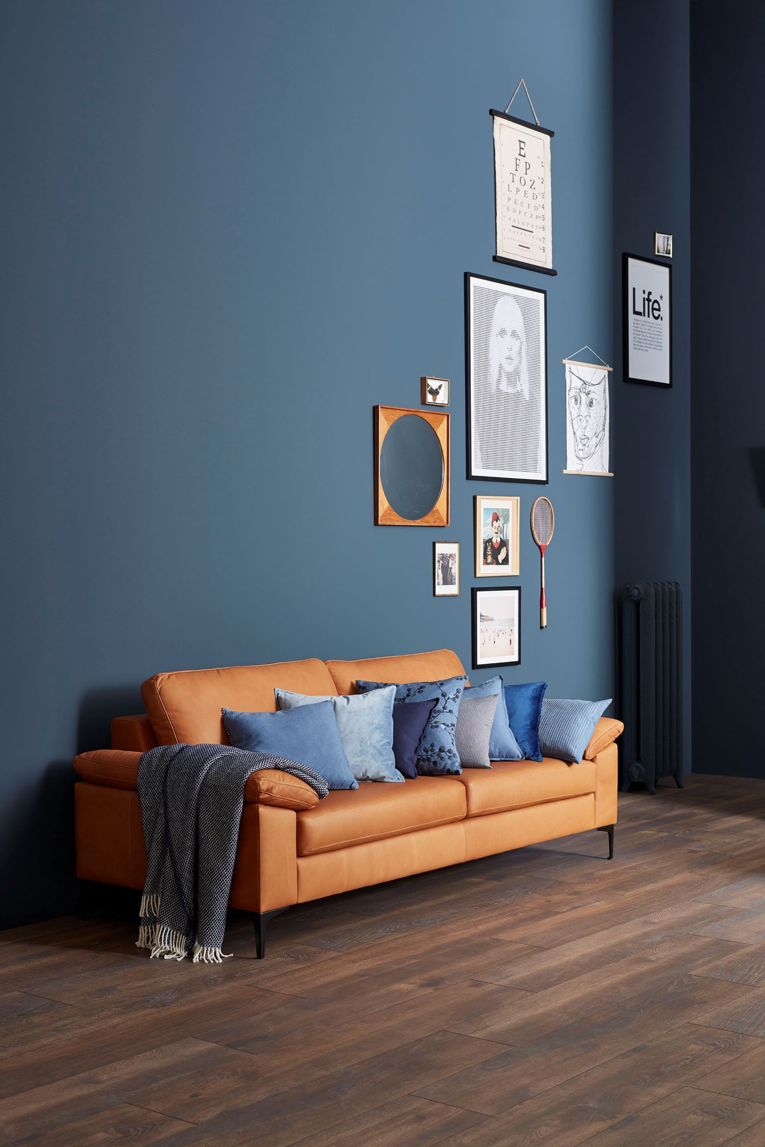 Wohnzimmer mit braunem Ledersofa SCHÖNER WOHNEN-Sofas