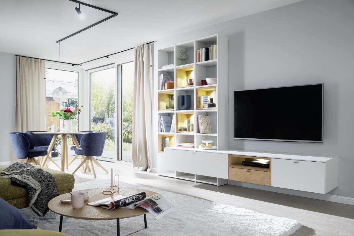 Wohnzimmer mit Regal und Sitzgruppe SCHOENER WOHNEN-Moebel