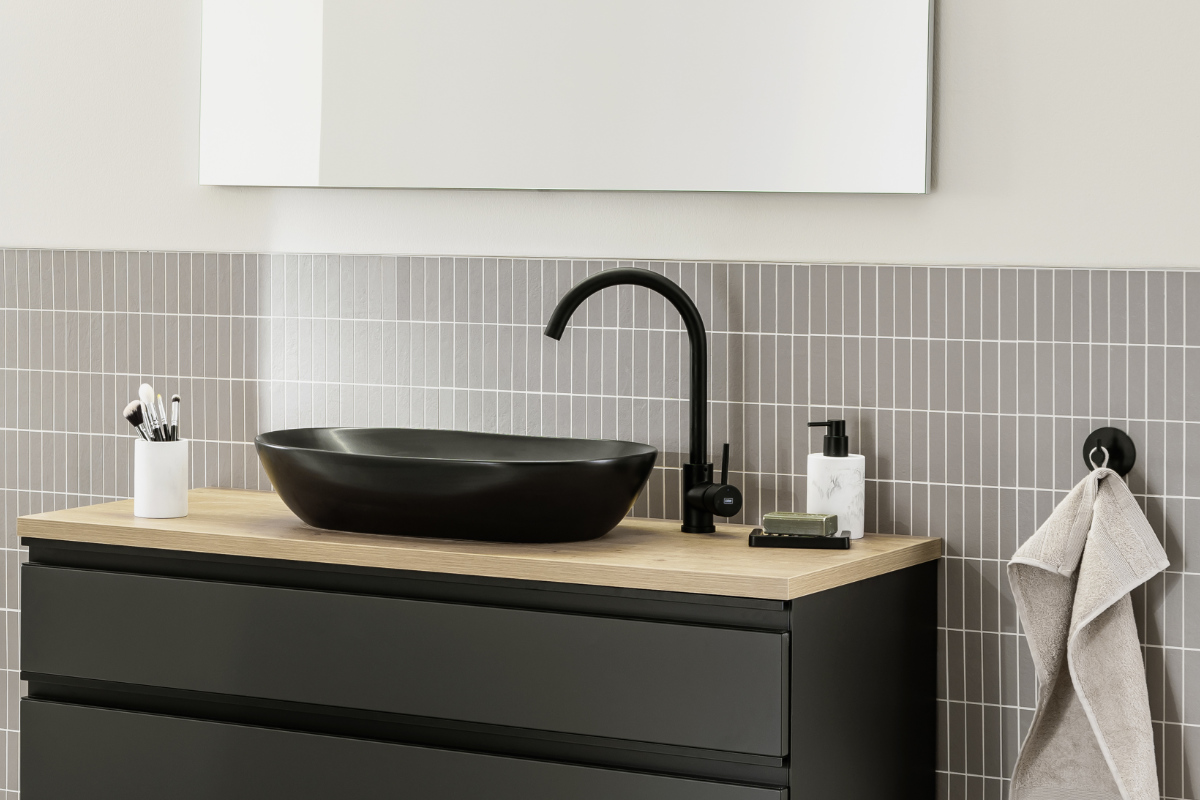 schwarzes Aufsatzwaschbecken mit schwarze Armatur SCHÖNER WOHNEN Kollektion Armaturen